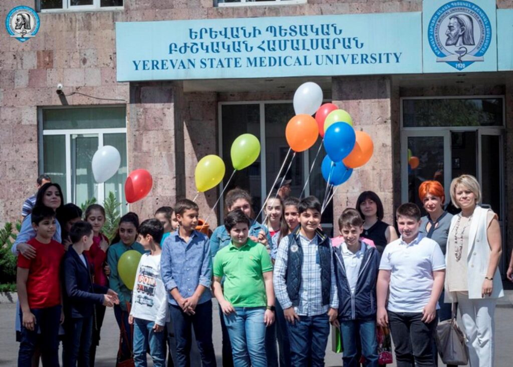 Դպրոցականներն այցելել էին «Մուրացան» համալսարանական հիվանդանոց