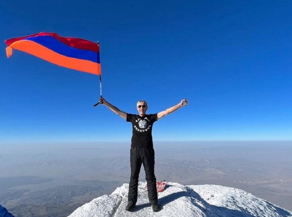 Սամվել Բարոյանը ԵՊԲՀ 100-ամյակի դրոշն ու հայոց եռագույնը ծածանել է Արարատի գագաթին