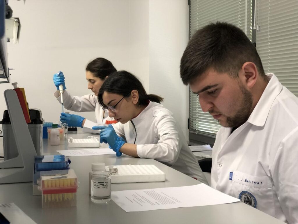 ԵՊԲՀ «ՔՈԲՐԵՅՆ» կենտրոնում ամռան ամիսներին ևս գիտահետազոտական ակտիվ աշխատանքներ են իրականացվում