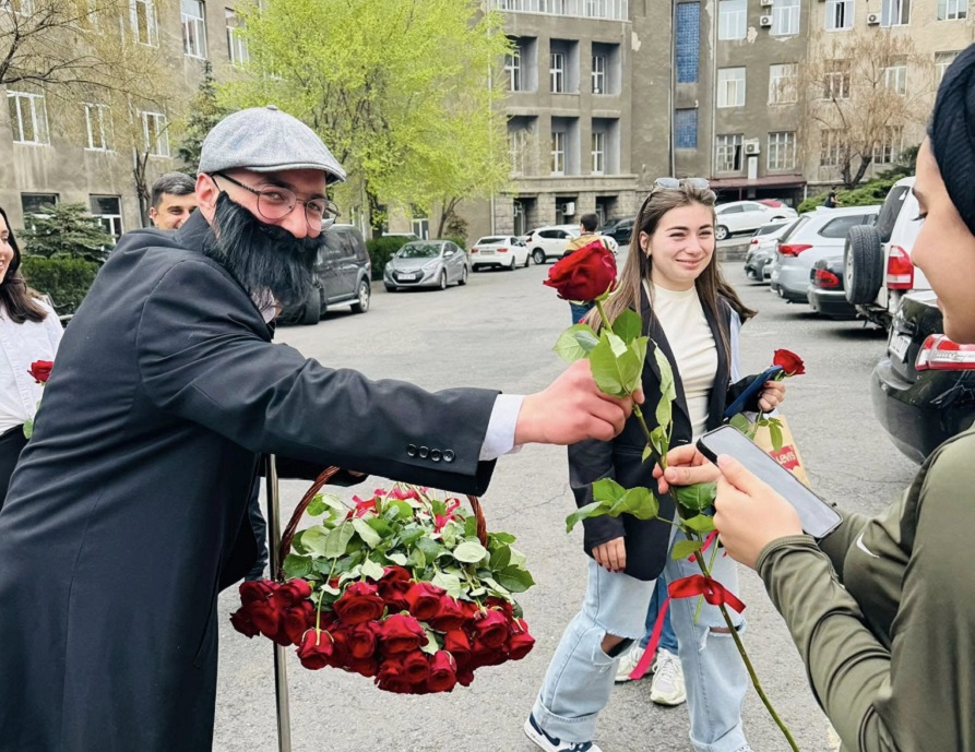 «Մեր օրերի Կարաբալան»  ծաղիկներ նվիրեց  համալսարանականներին