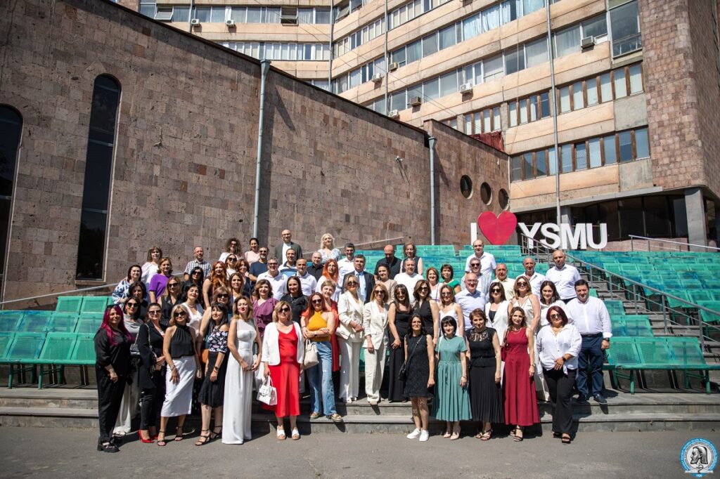 Ուսանողական նստարանին՝ 25 տարի անց. շրջանավարտների հոբելյանական հանդիպումը բժշկական բուհում