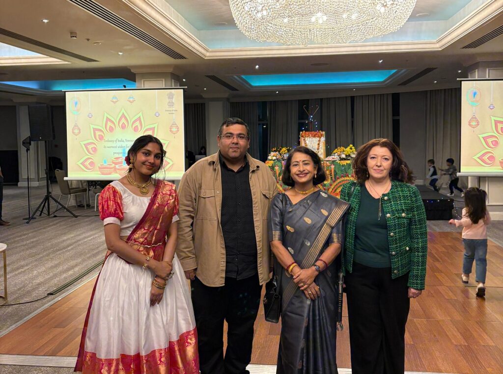 Հնդիկ ապագա բժիշկները նշեցին Գույների փառատոնը` Դիվալին