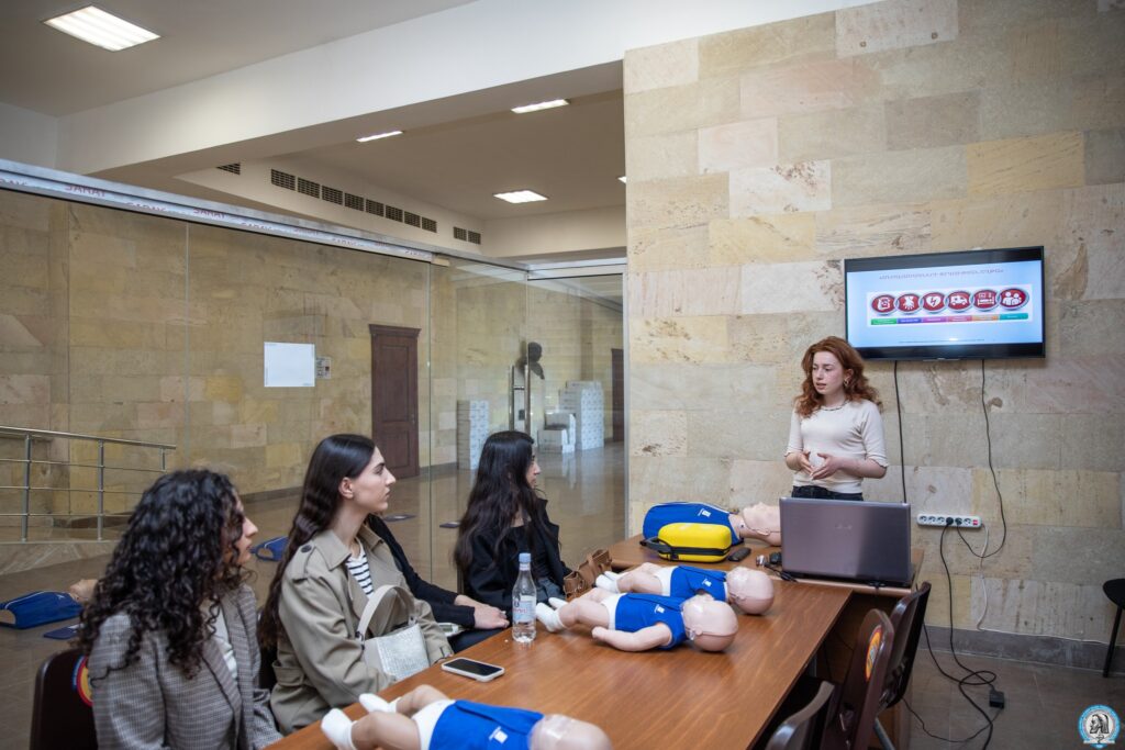 Հայալեզու դեֆիբրիլյատոր. հստակ հրահանգներ, արագ արձագանք